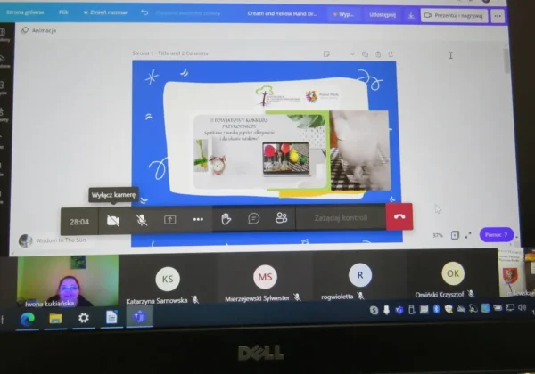 Screenshot z wideokonferencji podczas II edycji Powiatowego Konkursu Przyrodniczego, na ekranie wyświetlana prezentacja z niebieskim tłem, a na dole widoczna lista uczestników.