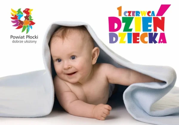 Uśmiechnięte niemowlę leży pod białym, miękkim kocykiem, z lewej logo Powiatu Płockiego „dobrze ułożony”, a z prawej kolorowy napis „1 czerwca Dzień Dziecka”.