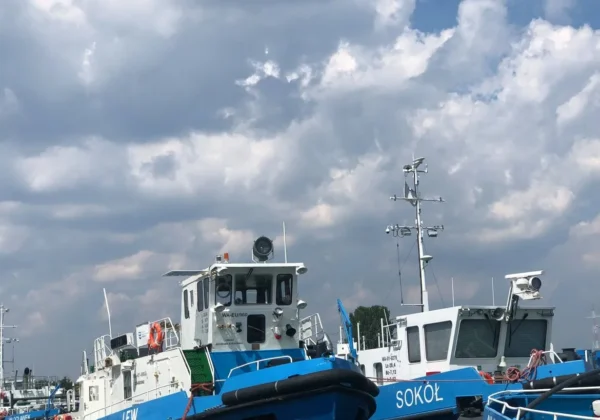 W porcie we Włocławku stoją niebiesko-białe tugowce o nazwach LEW i SOKÓŁ, gotowe do pracy w ruchu wodnym.