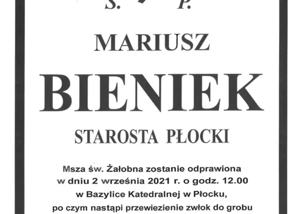 Czarno-białe ogłoszenie pogrzebowe Mariusza Bienika, Starosty Płockiego, z informacją o śmierci, dacie i miejscu pogrzebu oraz żałobie.