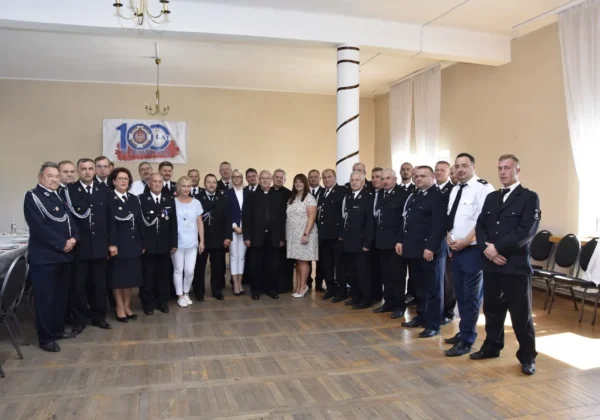 Grupa strażaków w mundurach wraz z kilkoma gośćmi stoi na sali podczas Zjazdu Oddziału Miejsko-Gminnego Związku OSP RP w Wyszogrodzie.