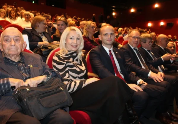 Grupa osób w eleganckich strojach siedzi w sali teatralnej podczas jubileuszowej uroczystości z okazji 200-lecia Muzeum Mazowieckiego w Płocku.