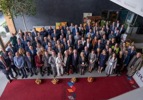 Uczestnicy XXII Ogólnopolskiego Kongresu Zarządców Dróg Powiatowych zebrani w hotelu, pozujący do wspólnego zdjęcia.