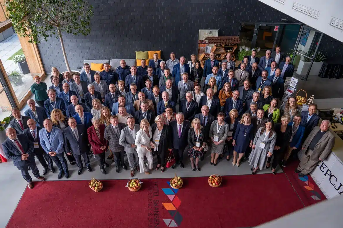 Uczestnicy XXII Ogólnopolskiego Kongresu Zarządców Dróg Powiatowych zebrani w hotelu, pozujący do wspólnego zdjęcia.