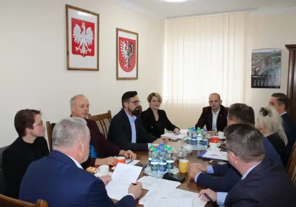 Posiedzenie Zarządu Powiatu w Płocku, podczas którego omawiane są kluczowe sprawy regionalne.