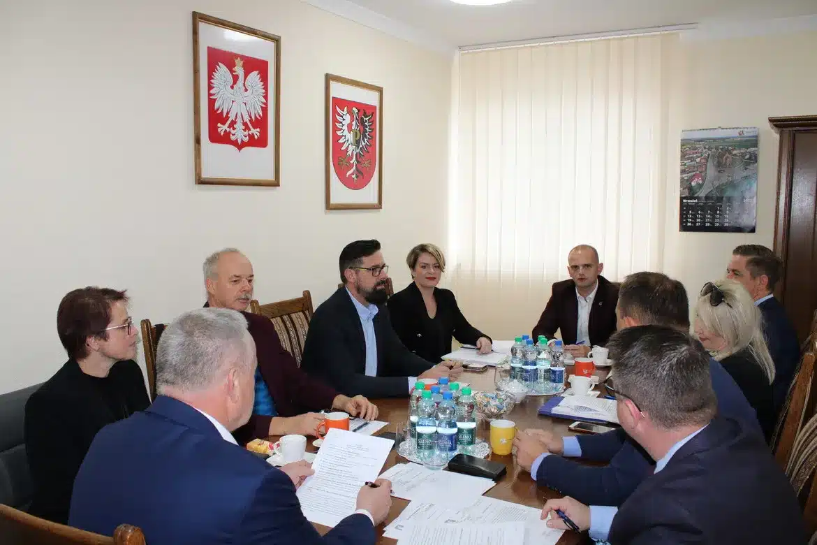 Posiedzenie Zarządu Powiatu w Płocku, podczas którego omawiane są kluczowe sprawy regionalne.