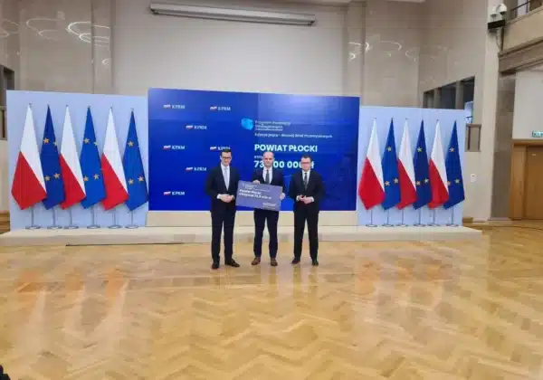 Ceremonia wręczenia czeku z rekordowym dofinansowaniem dla powiatu płockiego wynoszącym 73 000 000 zł.