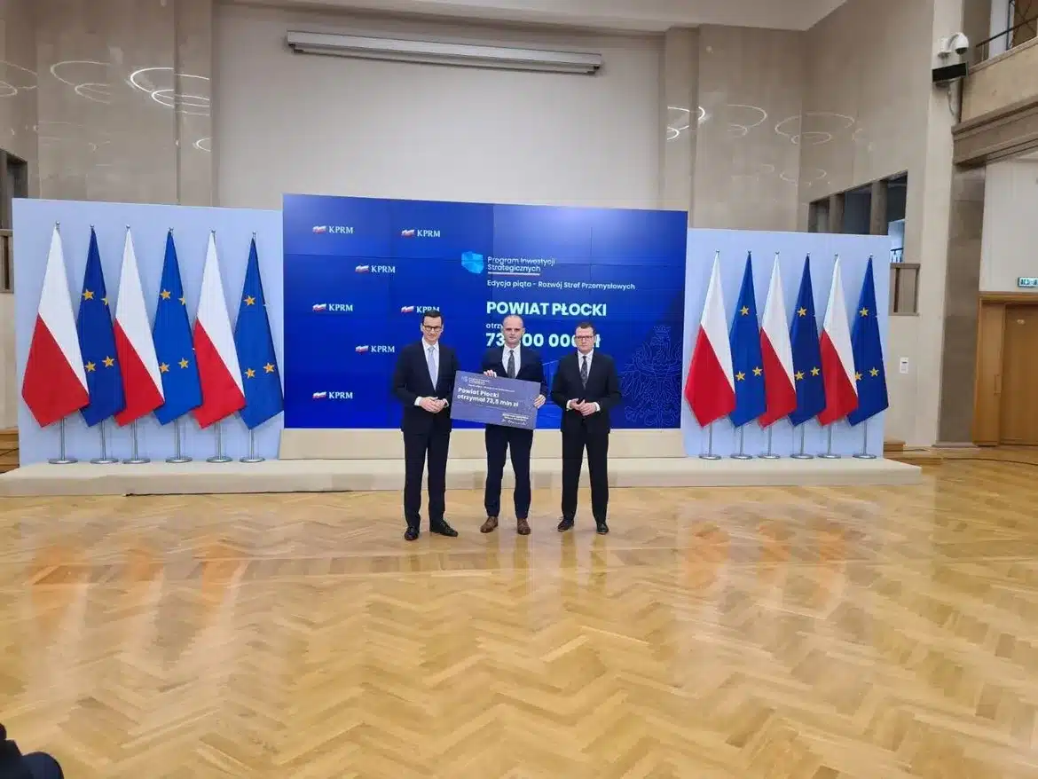 Ceremonia wręczenia czeku z rekordowym dofinansowaniem dla powiatu płockiego wynoszącym 73 000 000 zł.