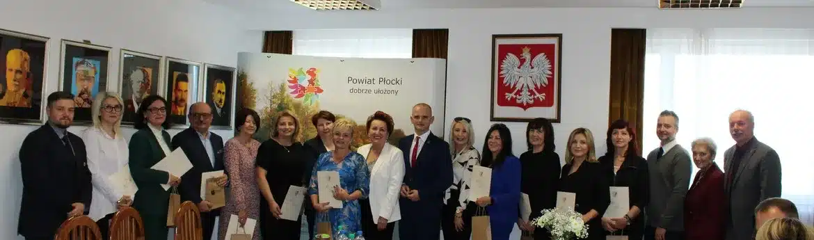 Uroczystość z okazji XXIV Powiatowego Dnia Edukacji Narodowej, z grupą nauczycieli i przedstawicieli władz, którzy otrzymują wyróżnienia.