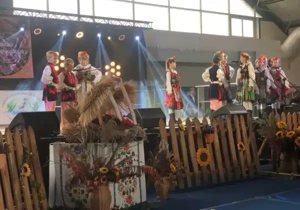 Na scenie festiwalu folkloru dzieci w tradycyjnych strojach ludowych występują w grupie, prezentując kulturę Ziemi Kujawskiej i Mazowieckiej.