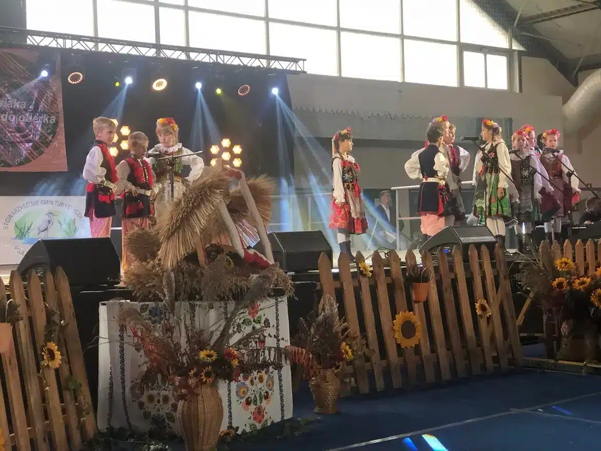 Na scenie festiwalu folkloru dzieci w tradycyjnych strojach ludowych występują w grupie, prezentując kulturę Ziemi Kujawskiej i Mazowieckiej.