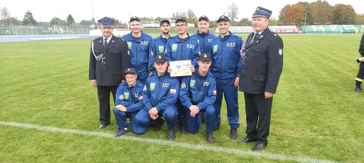 Zdjęcie przedstawia zespół OSP Juryszewo, który zdobył wyróżnienie podczas wojewódzkich zawodów sportowo-pożarniczych.