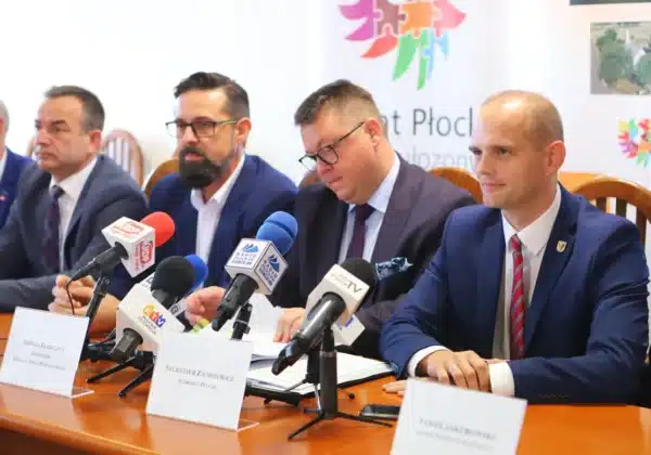 Na zdjęciu przedstawiono spotkanie, podczas którego omawiane są cztery inwestycje na drogach powiatowych w Płocku.