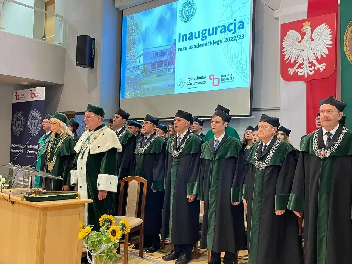Na zdjęciu przedstawiono uczestników inauguracji nowego roku akademickiego 2022/23 w Płocku, w tym profesorów w ceremonialnych togach.