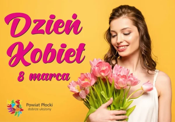 Uśmiechnięta kobieta trzyma przed sobą bukiet różowych tulipanów na żółtym tle, a obok widnieje napis „Dzień Kobiet 8 marca” oraz logo Powiatu Płockiego.