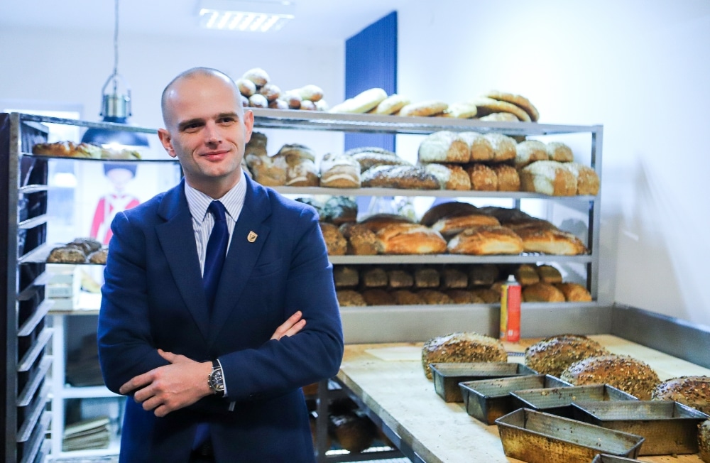 Starosta płocki na tle wypieków piekarni