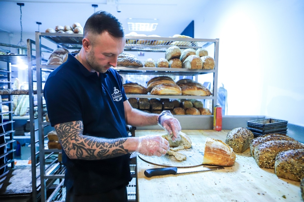 Krojenie świeżo wypieczonego chleba