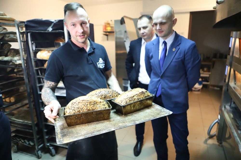 Deska ze świeżym pieczywem