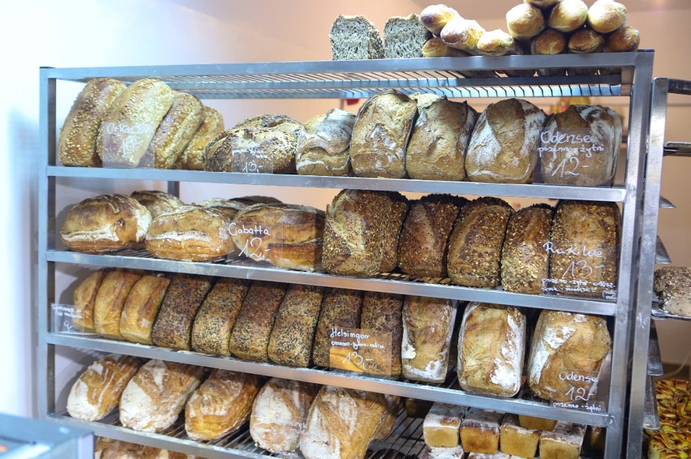 Półki z pieczywem z piekarni