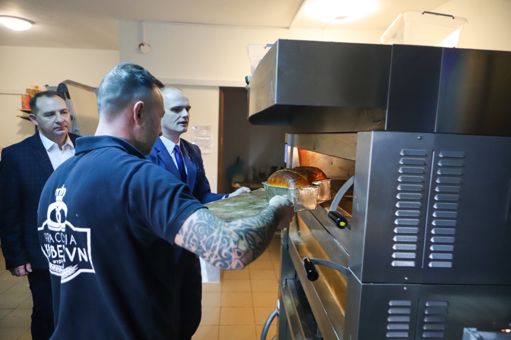 Wyciąganie świeżego pieczywa z pieca