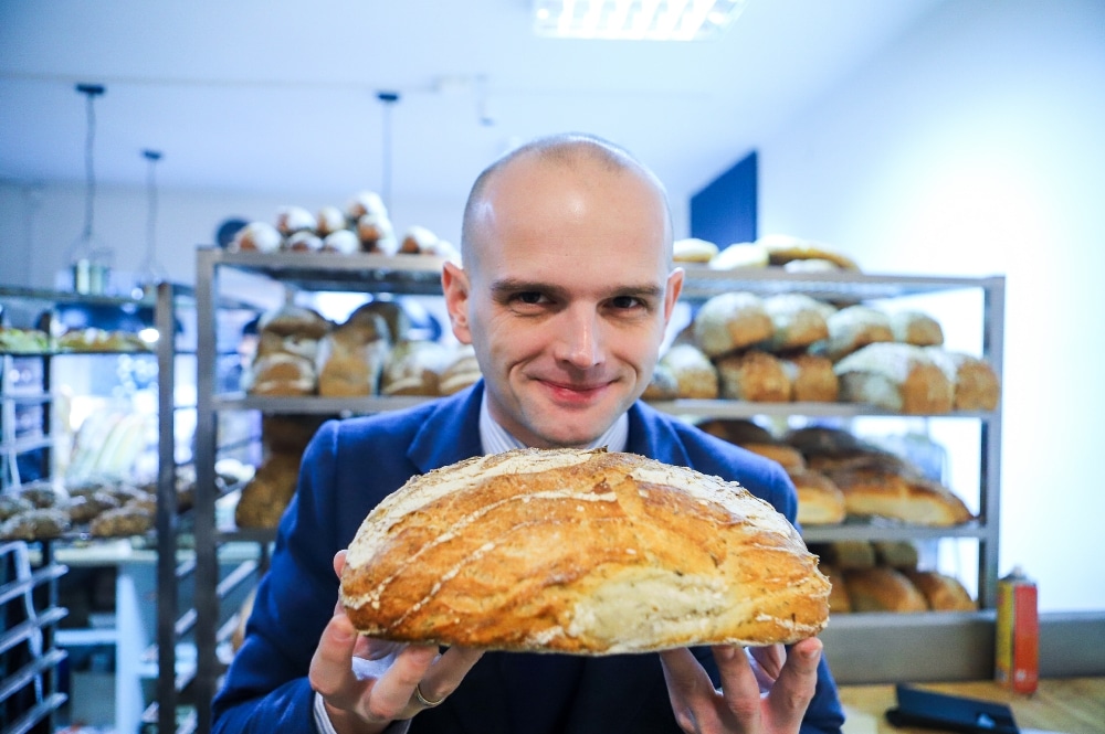 Sylwester Ziemkiewicz z bochenkiem chleba