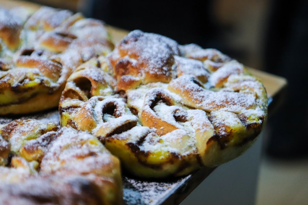 Blachy z wypiekami posypanymi cukrem pudrem