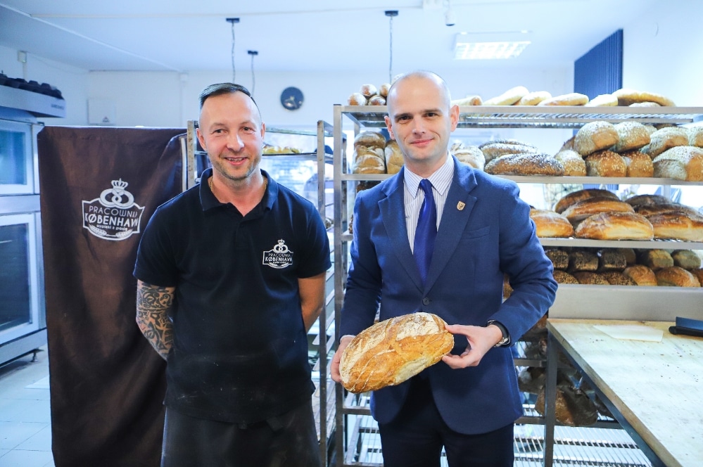 Piekarz i starosta tzymający chleb