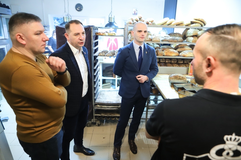 Rozmowa na tle piekarni