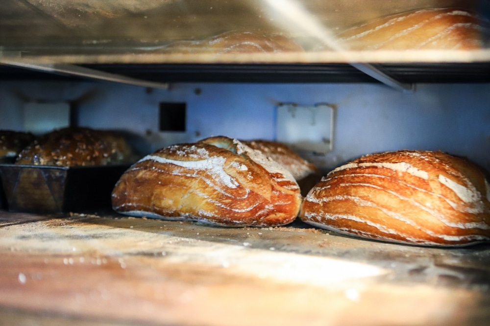 Bochny chleba w piecu piekarskim