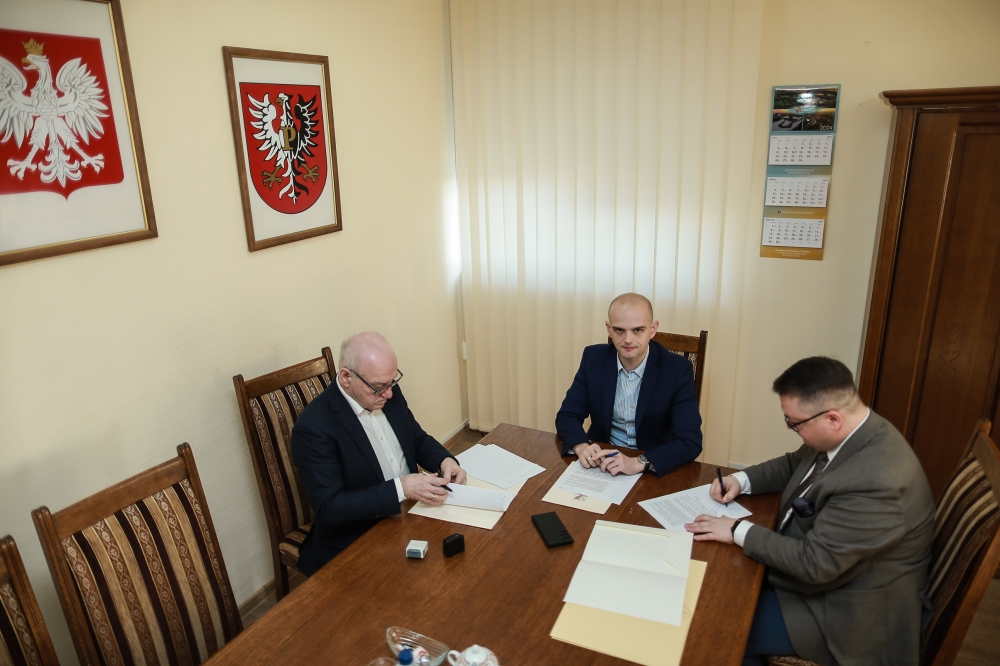 Podpisanie umowy dotyczącej przebudowy drogi powiatowej nr 2987W