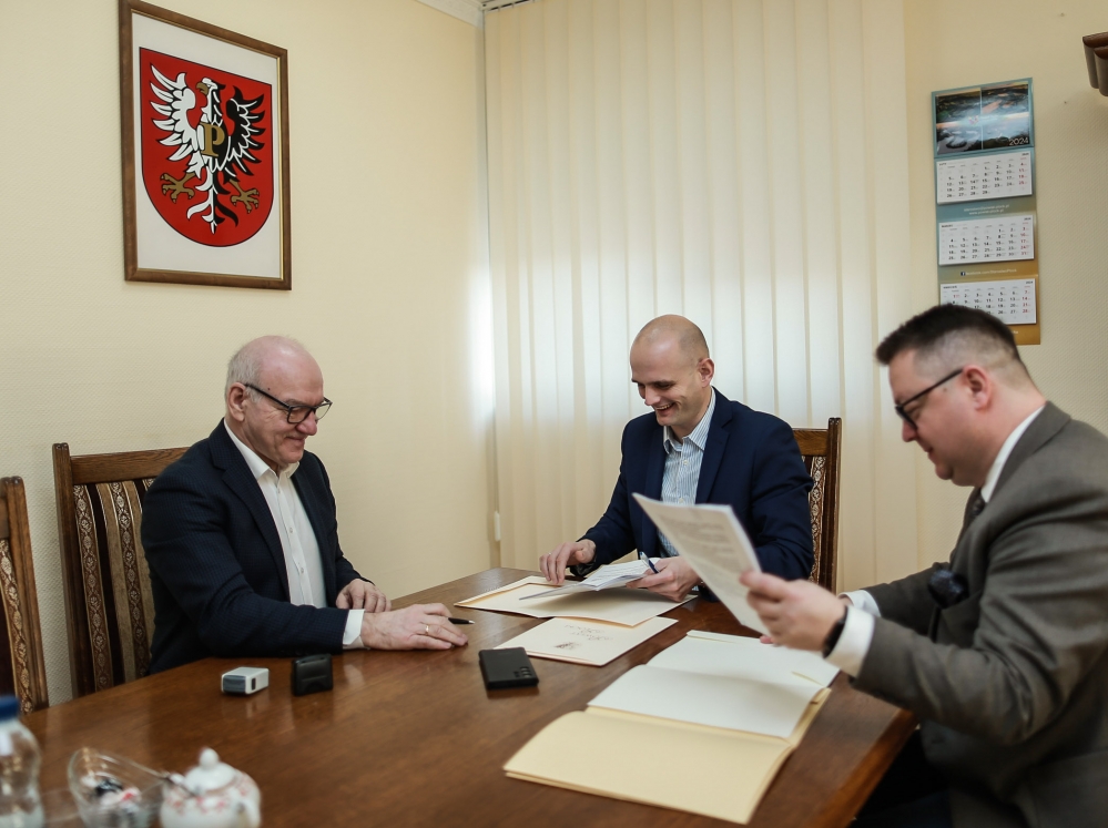 Zebrani podpisują umowę na modernizację drogi