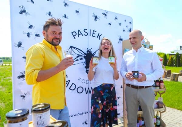 Założyciel pasieki i dyrektor marketingu wraz ze starostą płockim