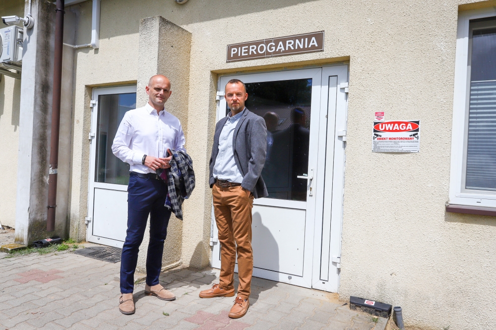 Starosta wraz z kierownikiem zakładu przed wejściem do pierogarni