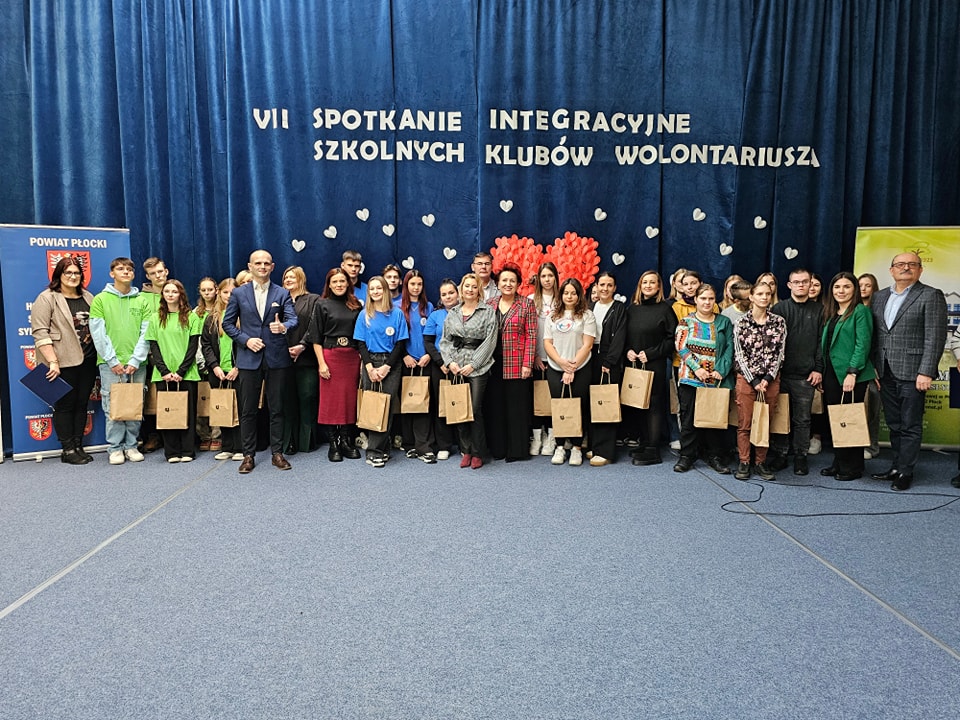 Wspólne zdjęcie szkolnych klubów wolontariuszy
