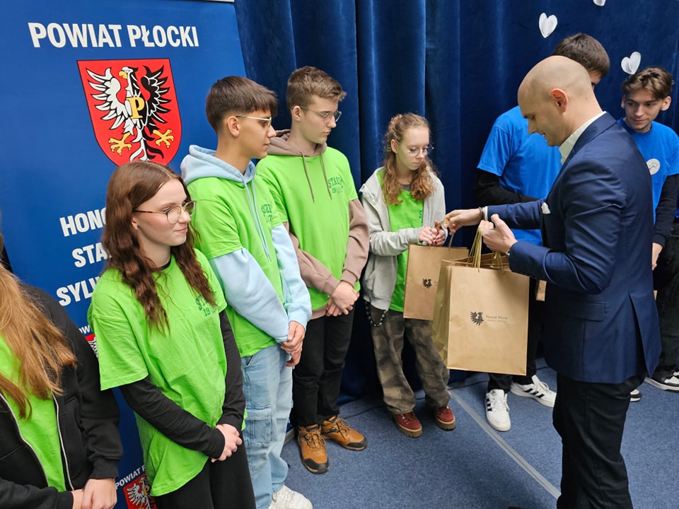Wręczenie gadżetów wolontariuszom