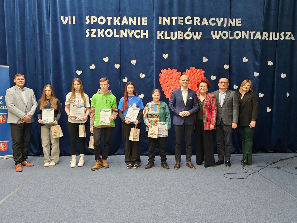 Wolontariusze z dyplomami