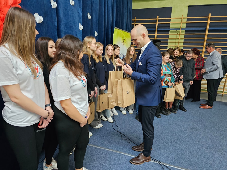 Starosta płocki wręcza podarunki wolontariuszom
