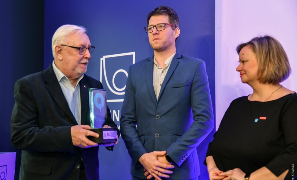 Przekazanie nagrody laureatom