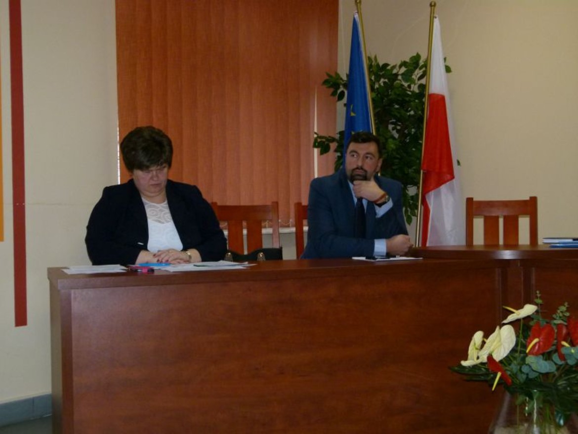 Starosta Mariusz Bieniek na sesji rady Gminy i miasta Wyszogród