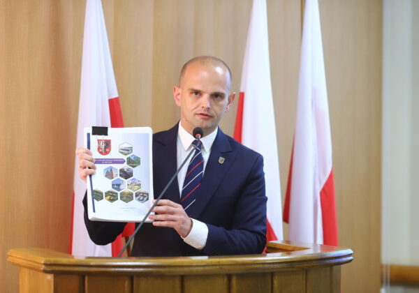 Sylwester Ziemkiewicz podczas rady powiatu
