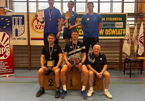 Zdjęcie na podium podczas XVIII Wojewódzkiego Turnieju Tenisa Nauczycieli i Pracowników Oświaty