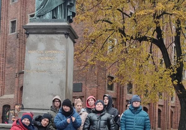 Zdjęcie pamiątkowe przy pomniku Mikołaja Kopernika w Toruniu