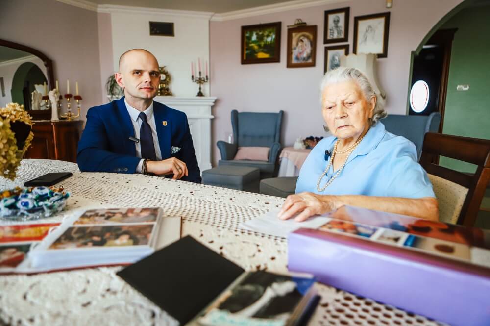 Pani Bronia prezentuje archiwalne zdjęcie