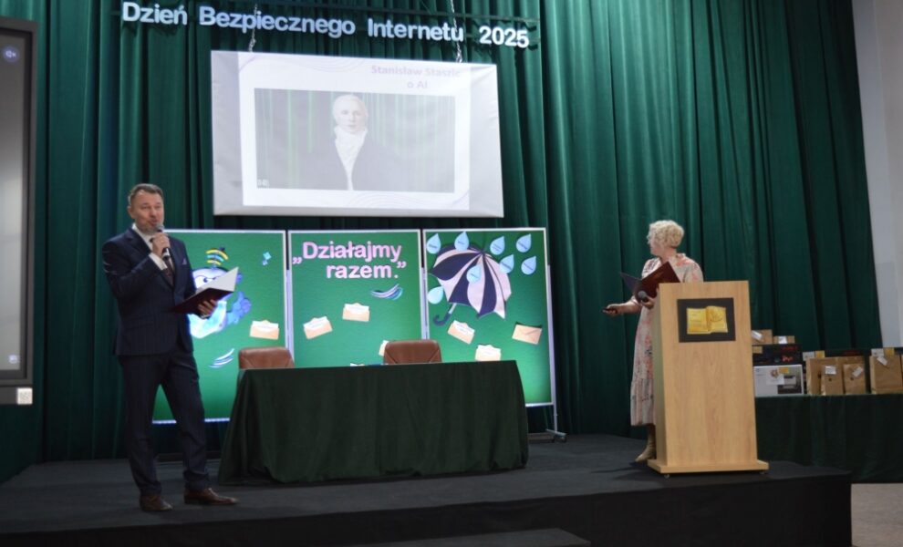 Kobieta prowadzi wykład na temat bezpiecznego Internetu
