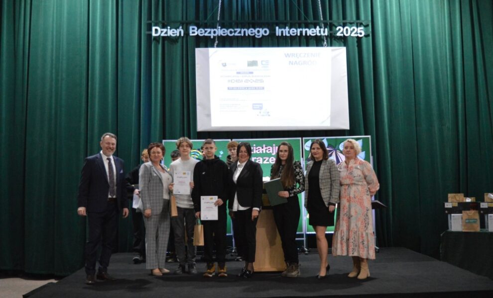 Osoby odbierające dyplomy i nagrody