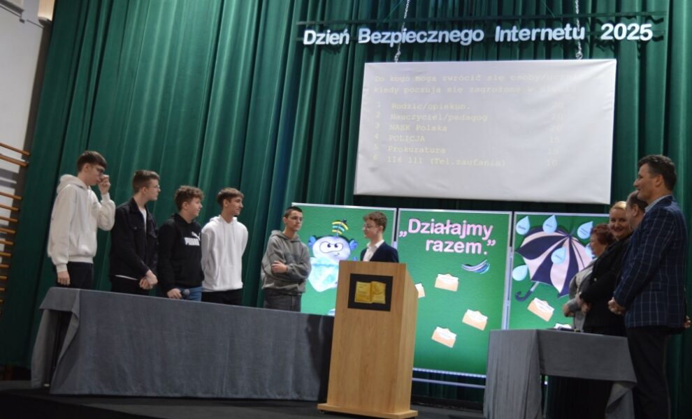 Uczestnicy opowiadają na pytania konkursowe