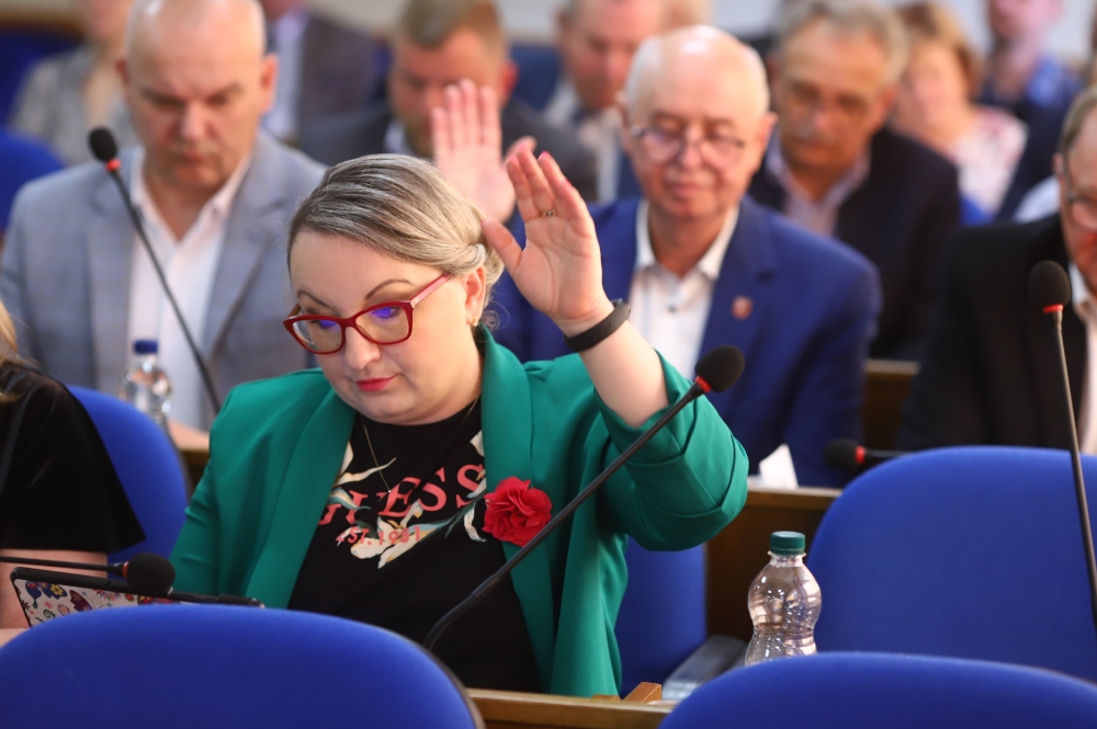 Głosowanie radnych na sesji rady powiatu płockiego
