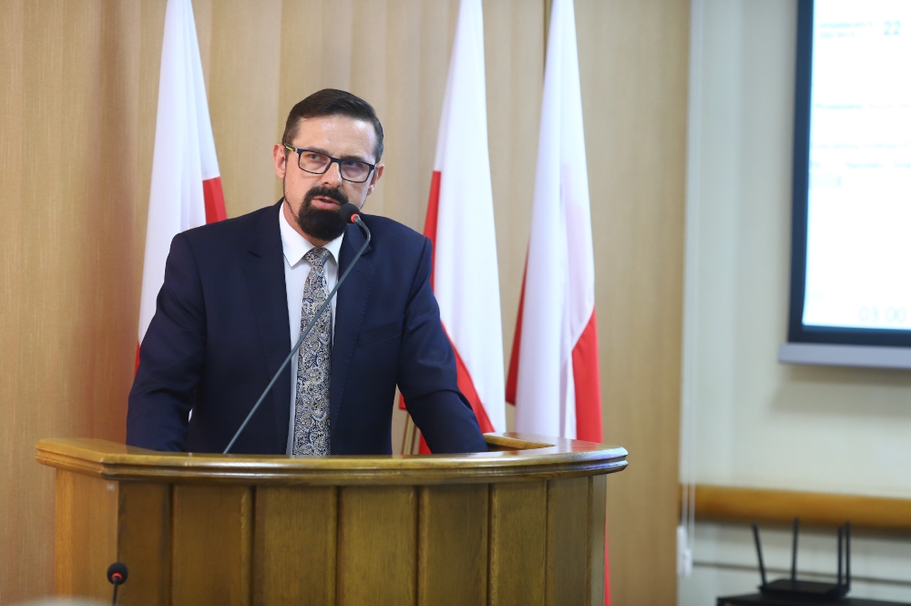 Radny Bogdan Banaszczak na mównicy