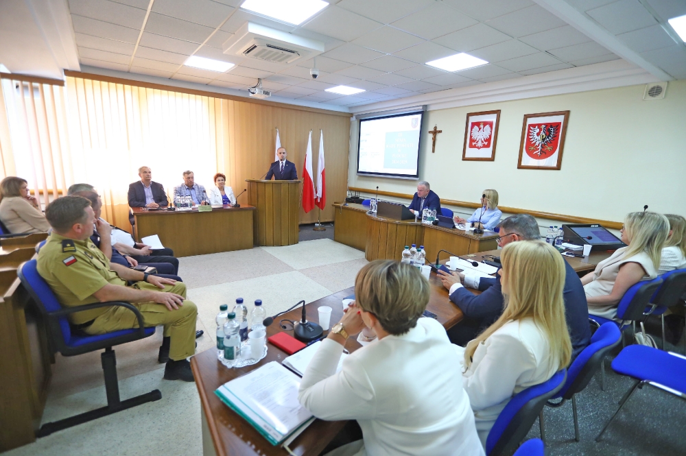 Rada powiatu i zarząd słuchający starosty podczas przemówienia