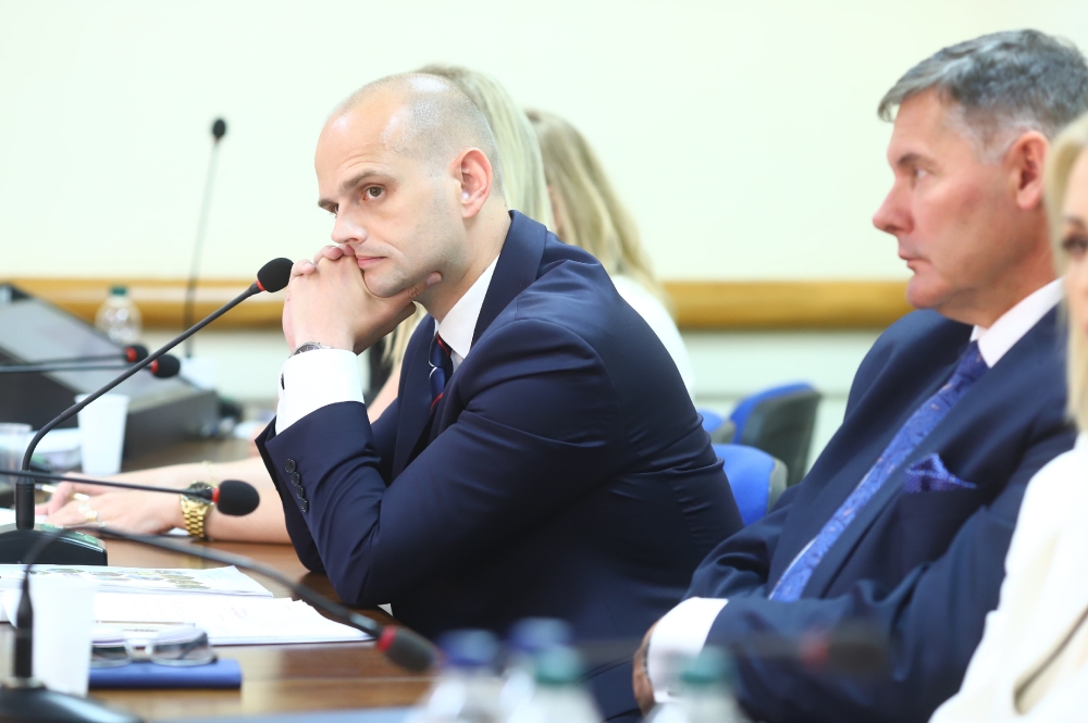 Zamyślony starosta płocki podczas sesji